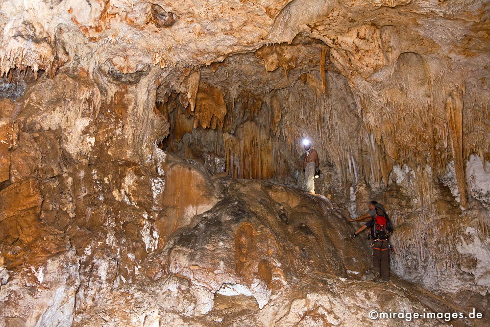 Lights in the Dark
Khaf Thary
Schlüsselwörter: Höhle, Abenteuer, forschen, entdecken, unbekannt, abgelegen, dunkel, Stille, Felsen, unwirtlich, Gebirge, Berge, Canyon, Schlucht, klettern, Stalagmiten, Stalaktiten, Natur, surreal, Geologie, 