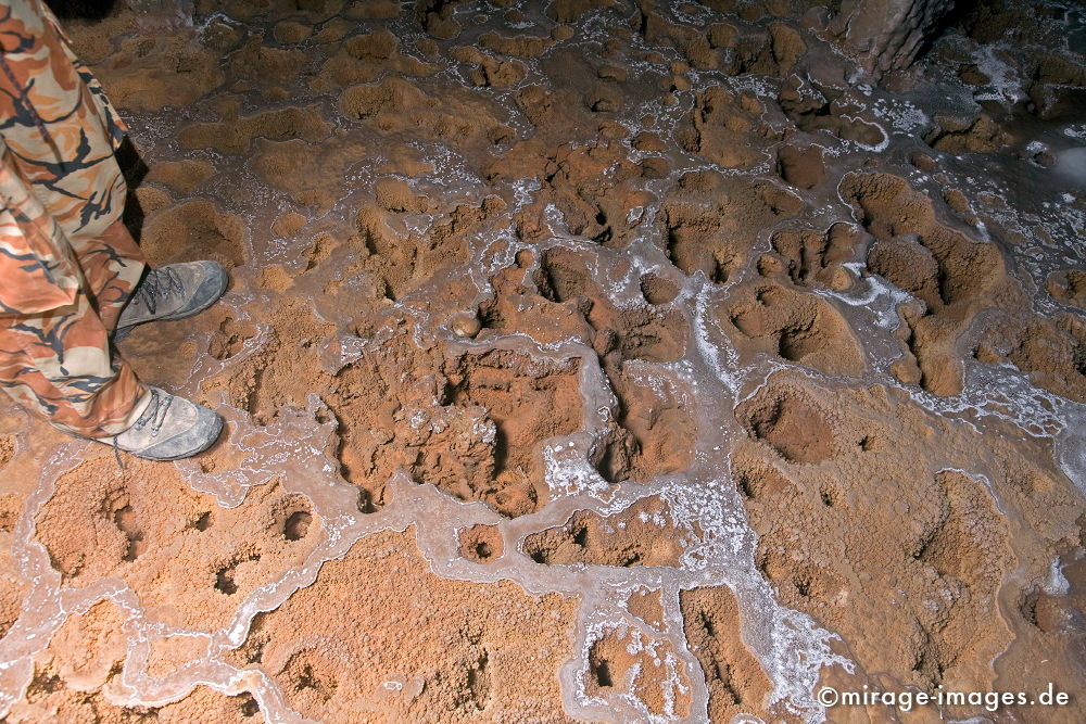 Fragile Floor
Khaf Thary
Schlüsselwörter: Höhle, Abenteuer, forschen, entdecken, unbekannt, abgelegen, dunkel, Stille, Felsen, unwirtlich, Natur, surreal, Geologie, 