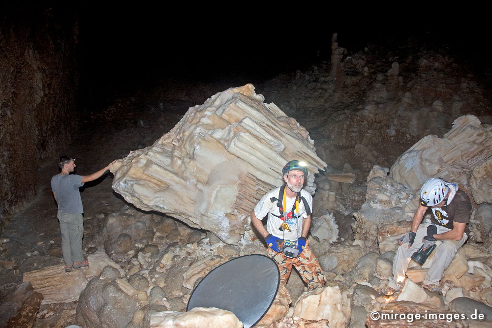 After the Earth Quake
Khaf Thary
Schlüsselwörter: Höhle, Abenteuer, forschen, entdecken, unbekannt, abgelegen, dunkel, Stille, Felsen, unwirtlich, klettern, Stalagmiten, Stalaktiten, Natur, surreal, Geologie, 