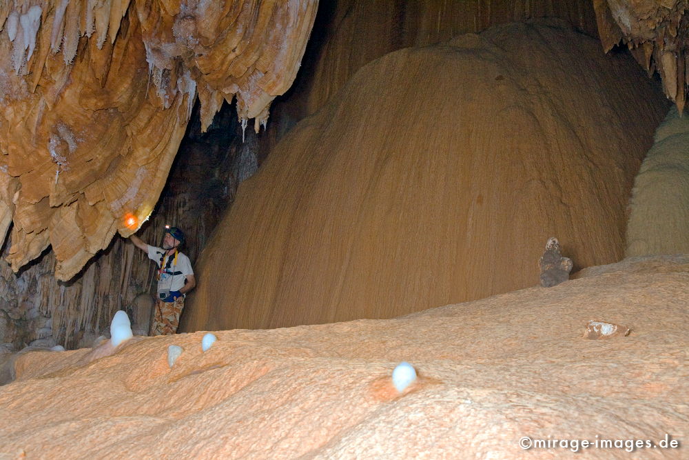Cavescape
Khaf Thary
Schlüsselwörter: Höhle, Abenteuer, forschen, entdecken, unbekannt, abgelegen, dunkel, Stille, Felsen, unwirtlich, Gebirge, Berg, klettern, Stalagmiten, Stalaktiten, Natur, surreal, Geologie, 