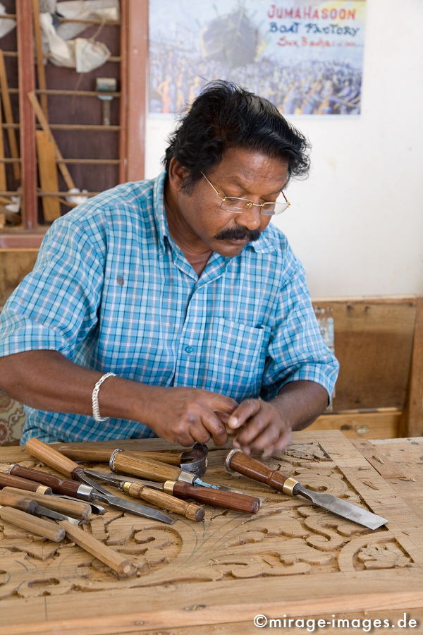 Indian Carver
Sur
Schlüsselwörter: schnitzen, Holz, Handwerk, Kunst, Kunsthandwerk, Konzentration, Tradition, Handarbeit, traditionell, Bootsbau, Dau, Werft, Tür, mixed1, Juma Hasoon, Schreinerei, 