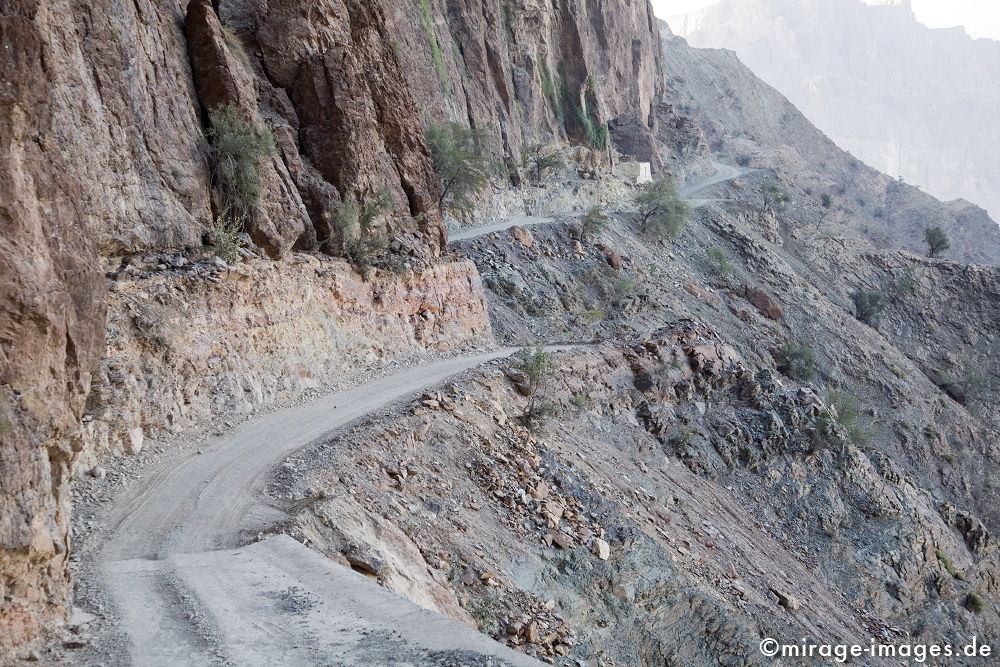 Road to Yasab
Jabal Shams
Schlüsselwörter: Stein, Schlucht, Berg, Felsen, Einsamkeit, einsam, schroff, ruhig, friedlich, Frieden, Ruhe, Stille, schön, Schönheit, spektakulär, schroff, rauh, überleben, Karst, Gebirge, Ödland, abgeschieden, menschenleer, Geologie, Strasse, 