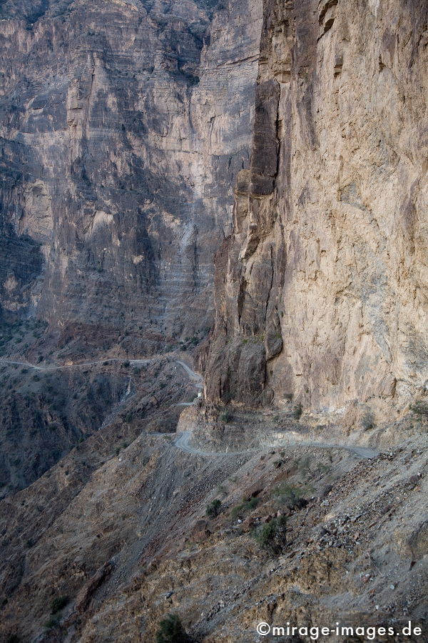 Road to Yasab
Jabal Shams
Schlüsselwörter: Stein, Schlucht, Berg, Felsen, Einsamkeit, einsam, schroff, ruhig, friedlich, Frieden, Ruhe, Stille, schön, Schönheit, spektakulär, schroff, rauh, überleben, Karst, Gebirge, Ödland, abgeschieden, menschenleer, Geologie, Strasse, 