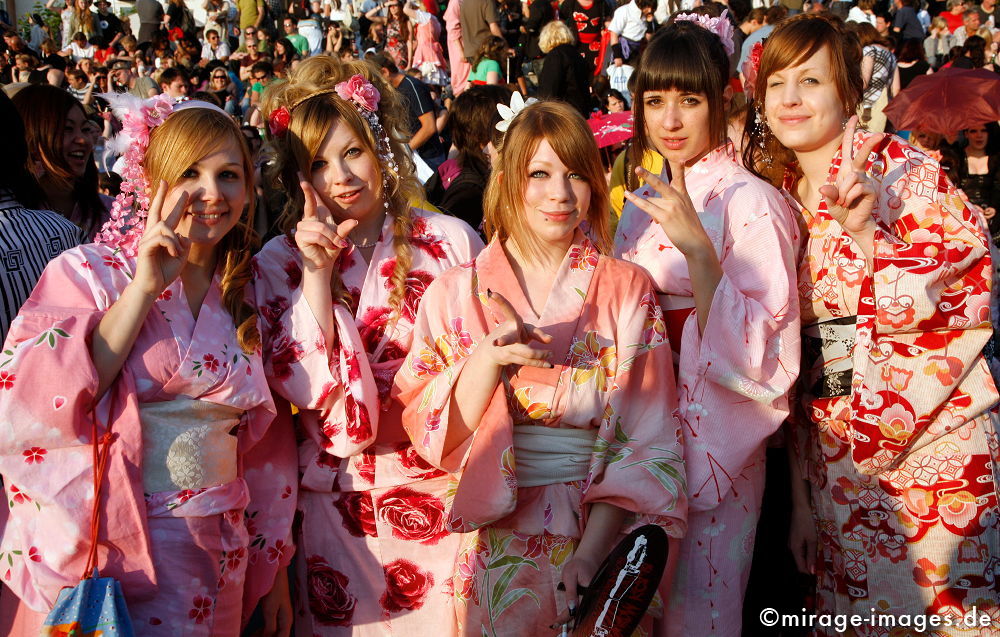 Japan Tag
Dsseldorf
Schlüsselwörter: traditionell, Kimono, Mädchen, Teens, rosa, Rollenspiel, Cosplay, Comic, Manga, Anime, Jugendkultur, Japan, japanisch, Fernost, bunt, schrill, Pop, Popkultur, futuristisch, virtuell, Fantasie, bizarr, Gender, Spiel, Imagination, Fiktion, exotisch, Outfit