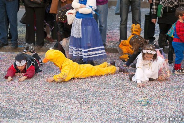 Chassing Confetti
Sion
Schlüsselwörter: Fasnacht, Brauch, Tradition, Umzug, Umzüge, Humor, Musik, Comic, Kostüme, Verkleidung, kostümiert, Karneval, Fantasie, Spektakel, Guggen, bunt, schrill, 