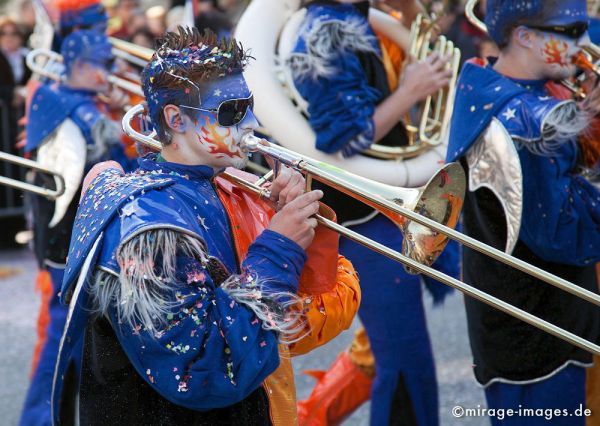 Guggesound
Sion
Schlüsselwörter: Fasnacht, Brauch, Tradition, Umzug, Umzüge, Humor, Musik, Comic, Kostüme, Verkleidung, kostümiert, Karneval, Fantasie, Spektakel, Guggen, bunt, schrill, Trompete