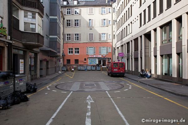 Back Yard
Schlüsselwörter: Hinterhof, Strasse, urban, städtisch, Müll, Häuser, Architektur, 