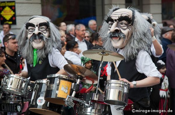grey-haired  
Schlüsselwörter: Fasnacht, Sujet, Thema, Cortèges, Guggenmusik, Brauch, Tradition, Umzug, Umzüge, Humor, Musik, Comic, Trommler, trommeln, graue Haare, 