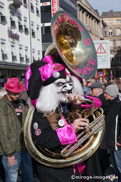Pink Folle
Schlüsselwörter: Fasnacht, Larve, Masken, Cliquen, Sujet, Thema, Cortèges, Guggenmusik, Brauch, Tradition, Umzug, Umzüge, Humor, Musik, Comic, pink, Tuba, 
