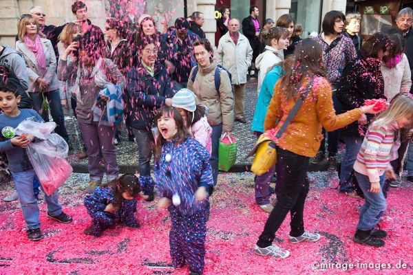 Childrens Play
Schlüsselwörter: Fasnacht, Larve, Maske, Thema, Cortèges, Brauch, Tradition, Umzug, Umzüge, Humor, Comic, Kinder, Konfetti, pink, spielen, Spiel, spielen, Freude, Spass, ausgelassen, 