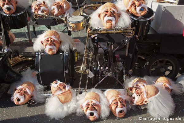Old Men
Schlüsselwörter: Fasnacht, Larve, Maske, Thema, Cortèges, Brauch, Tradition, Umzug, Umzüge, Humor, Musik, Comic, grau, alt, Trommel, Guggenmusik, Instrumente, Pause, 