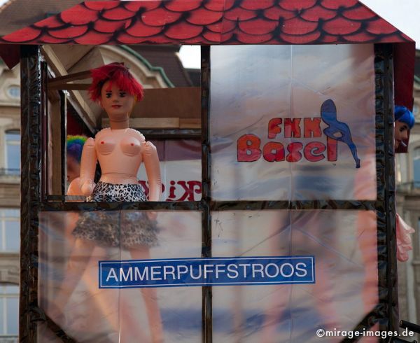 Ammerpuffstroos
Schlüsselwörter: Wagen, Sex, sexy, FKK, Puff, Puppe, aufblasbar, aufgeblasen, rauchen, Zigarette, Fasnacht, Larve, Maske, Thema, Cortèges, Brauch, Tradition, Umzug, Umzüge, Humor, Comic, 