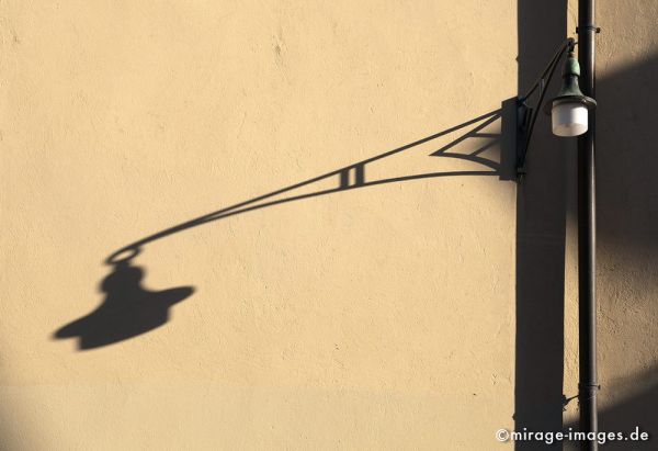 Lamp
Schlüsselwörter: Schatten, Laterne, Sonne, Stilleben, warm, Fassade, Hauswand, beige, 