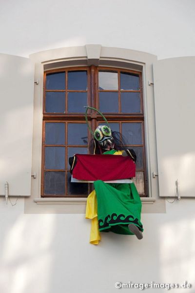 On the Sill
Schlüsselwörter: Fasnacht, Larve, Maske, Thema, Cortèges, Brauch, Tradition, Umzug, Umzüge, Humor, Comic, Fenster, Hauswand, Fassade, Fensterbank,