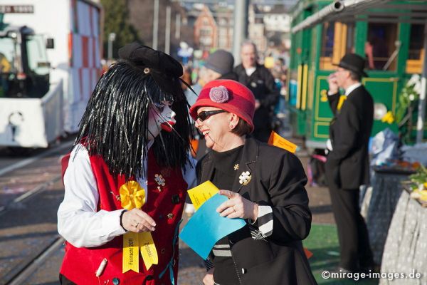 Smalltalk
Schlüsselwörter: Fasnacht, Cortèges, Brauch, Tradition, Umzug, Umzüge, Gruss, Frau, Talk, Wertschätzung, Anerkennung, 