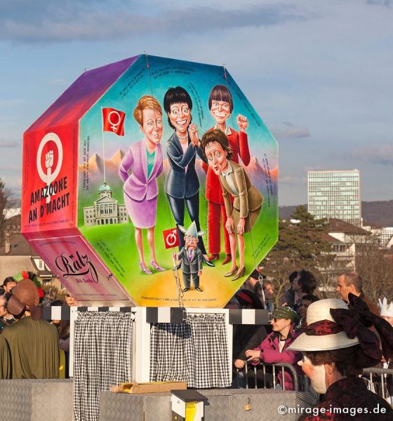 Amazoone
Schlüsselwörter: Laterne, Emanzipation, Politik, Frauen, Sarkasmus, Ironie, Wagen, Kostüm, Fasnacht, Larve, Masken, Cliquen, Sujet, Thema, Cortèges, Brauch, Tradition, Umzug, Humor, Comic, 