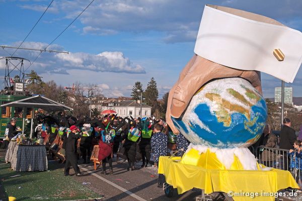 Greed
Schlüsselwörter: Politik, Kritik, Gesellschaft, Gier, Sarkasmus, Ironie, Wagen, Kostüm, Fasnacht, Larve, Masken, Cliquen, Sujet, Thema, Cortèges, Brauch, Tradition, Umzug, Humor, Comic, 