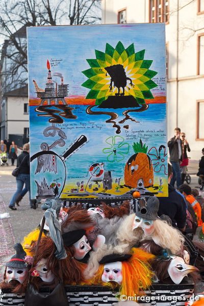 BP and the Oil
Schlüsselwörter: Politik, Öl, BP, Bohrinsel, Mexiko, USA, Unfall, Sarkasmus, Kritik, Ökologie, Laterne, Fasnacht, Larve, Masken, Cliquen, Sujet, Thema, Cortèges, Guggenmusik, Brauch, Tradition, Umzug, Umzüge, 
