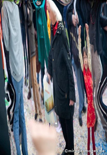 Distortion
Schlüsselwörter: Zerrspiegel, Spiegelung, Menschen, Kind, Personen, Fasnacht,  Sujet, Thema, Cortèges, Brauch, Tradition, Umzug, Umzüge, 