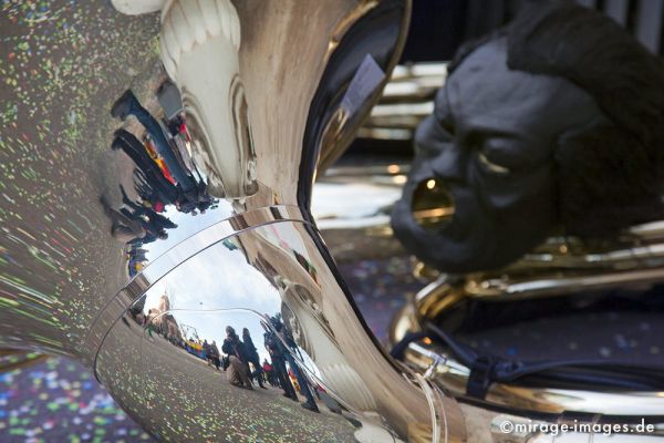 Tuba Player
Schlüsselwörter: Tuba, Spiegelung, Fasnacht, Larve, Masken, Cliquen, Sujet, Thema, Cortèges, Guggenmusik, Brauch, Tradition, Umzug, Umzüge, Humor, Musik, Comic, 