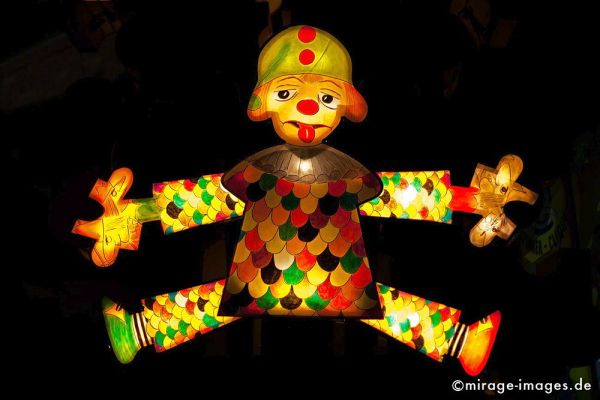 Jumping Jack
Schlüsselwörter: Laterne, Hampelmann, Basler Münster, beleuchtet, Ausstellung, Sarkasmus, Ironie, Fasnacht, kunstvoll, Cliquen, Sujet, Thema, Cortèges, Brauch, Tradition, Umzug, Humor, Comic, 