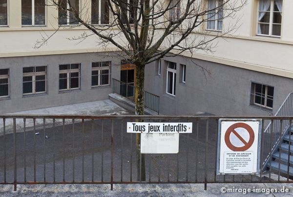 Backyard
Lausanne
Schlüsselwörter: Tristess, Einsamkeit, unsinnlich, verlassen, einsam, Siedlung, anonym, trostlos, hart, kinderfeindlich, fantasielos, Verbot, 