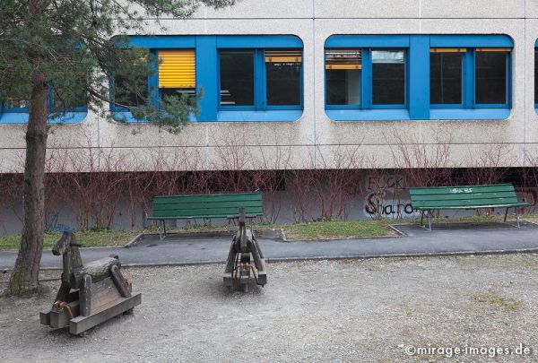 Playground 3
Lausanne
Schlüsselwörter: Tristess, Einsamkeit, unsinnlich, verlassen, einsam, Siedlung, anonym, trostlos, hart, kinderfeindlich, fantasielos, Bank, Spielgeräte, 