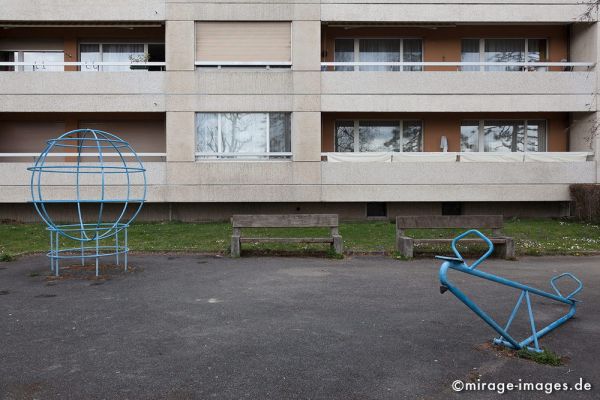 Playground 5
Schlüsselwörter: Tristess, Einsamkeit, unsinnlich, verlassen, einsam, Siedlung, anonym, trostlos, hart, kinderfeindlich, fantasielos, Bank, Spielgeräte, 