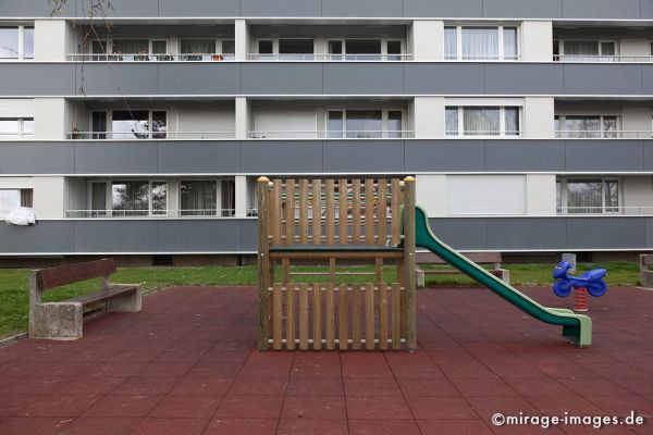 Playground 4
Lausanne
Schlüsselwörter: Tristess, Einsamkeit, unsinnlich, verlassen, einsam, Siedlung, anonym, trostlos, hart, kinderfeindlich, fantasielos, Bank, Spielgeräte, 
