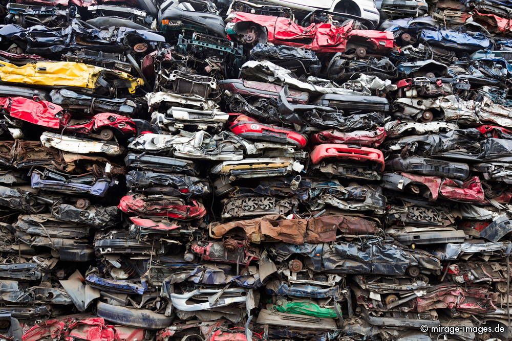 Heap of Scrap
Bern
Schlüsselwörter: Schrott Altmetall Rohstoff Wertstoff wertvoll Blech Auto Autos Eisen Abfall Recycling Ökonomie Konsum Konsumgesellschaft Wegwerfgesellschaft Alter gebraucht ausrangiert ausgedient Wand gequetscht gestapelt Stapel bunt Lack Rost rosten Schrottplatz Abwrac
