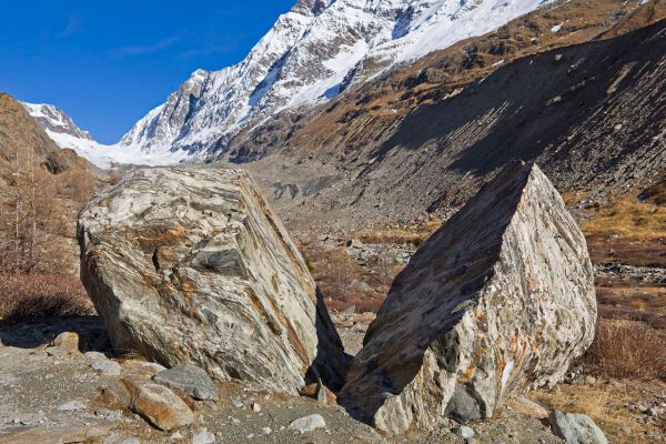 2half
Lötschental
Schlüsselwörter: Felsen Geologie Form Textur Steine wild romantisch rauh Naturschutz Natur geschützt bizarr Landschaft Gedächtnis Geschichte Vergangenheit Sonne gebrochen zerbrochen geteilt halbiert öffnen geöffnet empfangen massiv Sonne Himmel blau