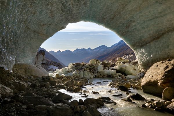 Framing
Fafleralp
Schlüsselwörter: Gletscher Eishöhle Form Textur Struktur Gemälde Klimawandel Temperatur Relief Süsswasser Eis Winter Frost Steine wild rauh  Natur bizarr Zauber natürlich sauber traumhaft Landschaft malerisch Schnee Eleganz Vergangenheit Wasser Schönheit Veränderung