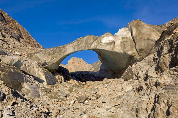 Climate Change
Lötschental
Schlüsselwörter: Felsen Geologie Brücke Bogen Endmoränenlandschaft Gletscher Eishöhle abstrakt Form Textur Struktur Gemälde Klimawandel Temperatur Süsswasser Erwärmung Eis gefroren Winter Frost Kälte kalt frieren Steine wild Sonne rauh Gedächtnis Natur 