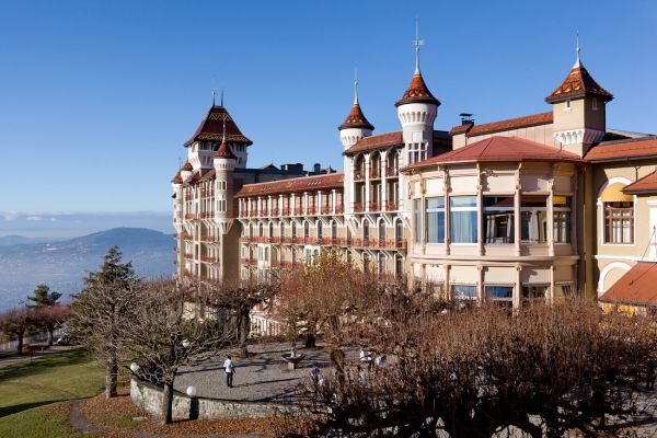 Caux Palace 
Montreux 
Schlüsselwörter: Romantik, romantisch, Schloss, Sonne, leuchten, Pracht, Schönheit, Himmel, blau, draussen, Park, grandios, traumhaft, Hotel, Ausbildung, grandios, Gebäude, Türme, Weitblick, offen, frei, luftig, ehrwürdig, 