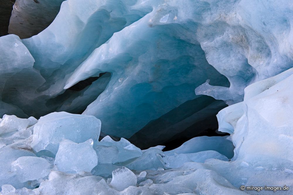 Ice Cave
Zinal
Schlüsselwörter: Gletscher, Höhle, Eishöhle, blau, türkis, weiss, abstrakt, Form, Textur, Gemälde, Klimawandel, CO2, Temperatur, Relief, Metamorphose, Kristalle, kristallin, Süsswasser, vereist, eisig, Eis, gefroren, Schnee, Winter, Kälte, kalt, Sonne, Steine, Berge