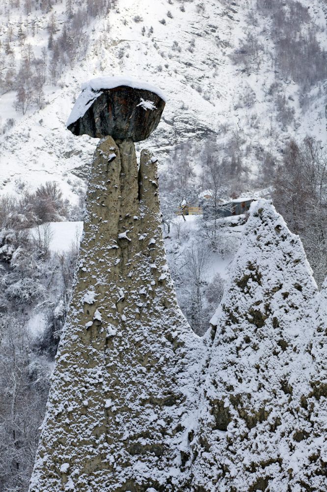 Balance rock
Les Pyramides d'Euseigne
Schlüsselwörter: Alpen alpin Eringertal Naturdenkmal Betonmoräne Granitschiefer Attraktion POI Tourismus Sehenswürdigkeit Verwitterung Erosion fantastisch Ausflugsziel highlight Felsen Felswand Geologie Balance magisch Sehenswürdigkeit Verwitterung Erosion Schnee Winte