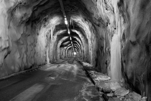 Tunnel
Val de Bagnes Fionnay
Schlüsselwörter: Tunnel Beleuchtung beleuchtet Neon Strasse Infrastruktur Verkehr Verkehrsweg Berg unterirdisch Bauwerk Architektur Nothaltebucht Licht künstlich unterirdisch Eis Glatteis Eiszapfen Feuchtigkeit Nässe