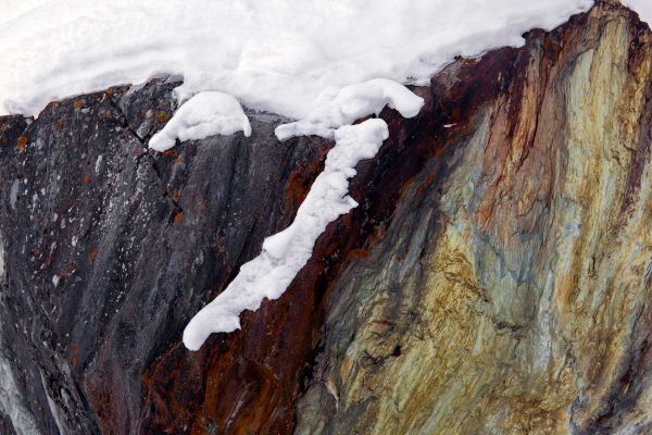 Copper containg stone
Zinal
Schlüsselwörter: Eis Schnee Winter Kälte weiss Sonne kalt Fels Steine Berge Berg Gebirge wild romantisch rauh ungezähmt naturschutz geschützt gefroren Textur Kupfer 