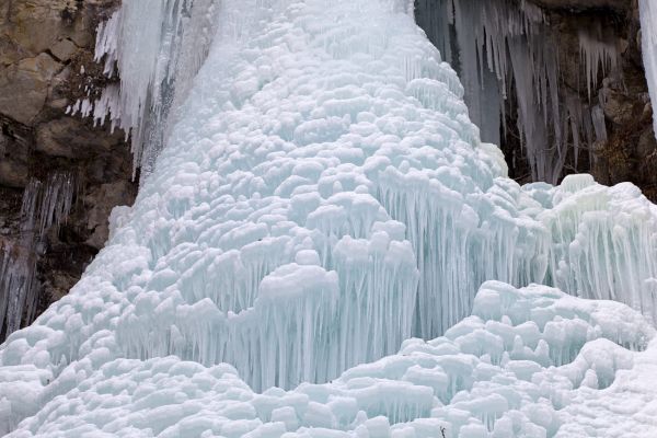 Frozen Cascade
Mayoux
Schlüsselwörter: Eis Eiszapfen Wasser Schnee Winter Kälte weiss kalt wild romantisch rauh ungezähmt Natur natürlich Naturschutz geschützt Frost gefroren Harmonie türkis Wasserfall Skulptur Elemente Schönheit blau bewegungslos Ruhe friedlich Pracht Zauber Magie 