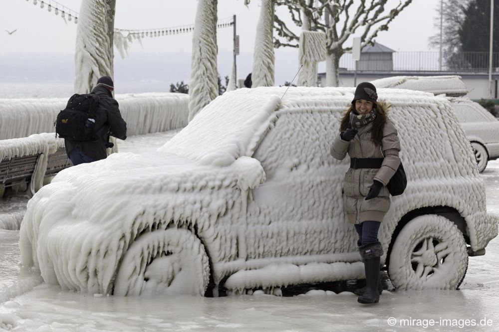 The Girl and the Car
Schlüsselwörter: Zuckerguss Glatteis Eis vereist arktisch Winter Kälte sibirisch Frost Skulptur Auto malerisch pittoresk Mädchen surrealistisch Frau unbrauchbar Attraktion extrem eingepackt hilflos Fahrzeug Kunstwerk unbeweglich Ruhe friedlich Schönheit Zauber Spektake