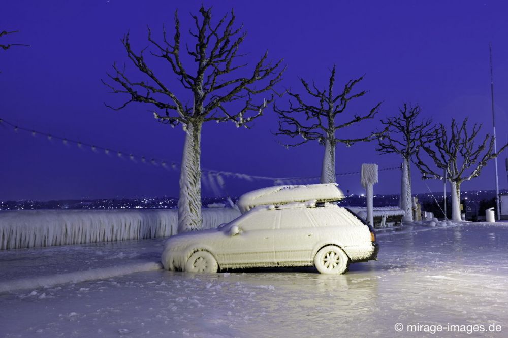 Sleepy Car
Versoix Lac Léman
Schlüsselwörter: Zuckerguss Glatteis Eis vereist arktisch Winter Kälte sibirisch Frost Skulptur Auto malerisch pittoresk bizarr surrealistisch selten unbrauchbar Attraktion extrem eingepackt Bank Kunstwerk unbeweglich Ruhe friedlich Schönheit Zauber Promenade nachts