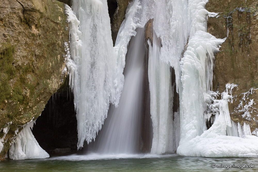 Tine de conflens
La Sarraz
Schlüsselwörter: aussen Eis Eiszapfen Wasser Schnee Winter Kälte weiss kalt Fels Steine wild Wildnis romantisch rauh ungezähmt Natur natürlich Naturschutz geschützt Frost gefroren eingefroren draussen Jahreszeit Skulptur Elemente Schönheit Stillstand bewegungslos Ruh