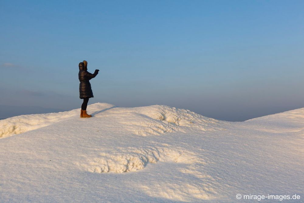 Eskimo takes a Picture
Plage d´Yvonand
Schlüsselwörter: Schnee Eis fantastisch friedlich Frost gefroren Gewässer Winter Kälte Magie magisch Pracht rauh extrem kalt Dünen  Landschaft Natur romantisch Schönheit vereist verzaubert Wasser Ufer See Winter Zauber Mädchen fotografieren Ruhe friedlich Dünen Aben