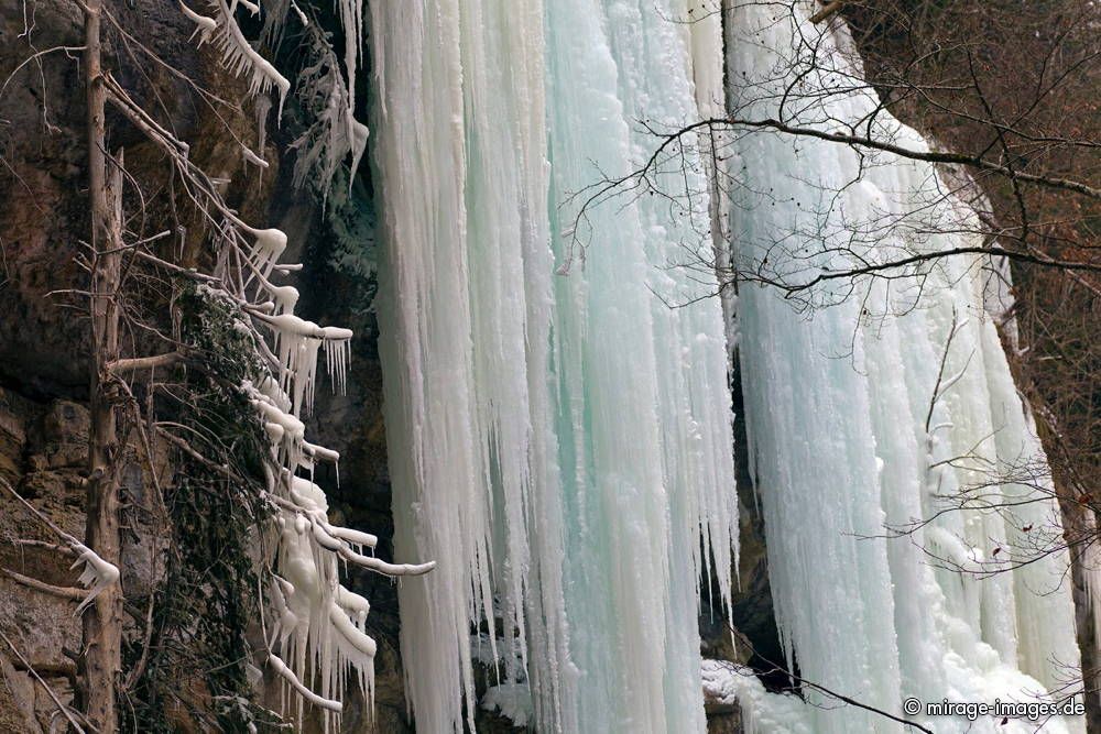 Gorges de l'Areuse
Val de Travers
Schlüsselwörter: Eis Eiszapfen Wasser Schnee Winter Kälte weiss kalt Fels Steine wild Wildnis romantisch rauh ungezähmt Natur natürlich Frost gefroren Jahreszeit Skulptur Elemente Schönheit Stillstand Pracht Zauber verzaubert Magie magisch bizarr Harmonie bewegungslos