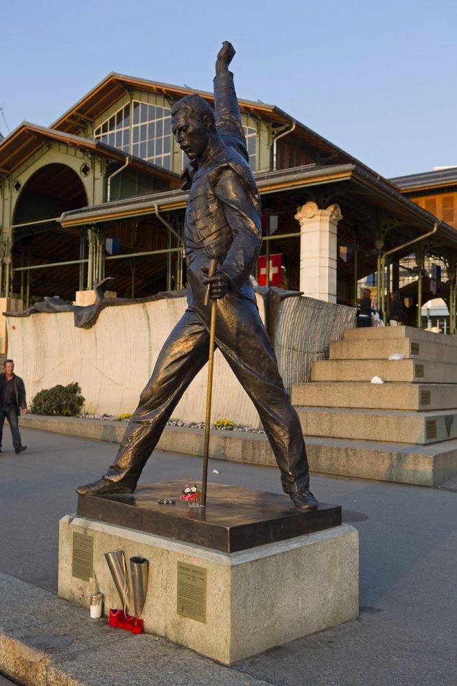 Freddy Mercury
Montreux
Schlüsselwörter: Musik tot Künstler Rock Queen Musiker Denkmal Skulptur hardrock Great Britain England englisch british Statur Pose Sänger Wallfahrtsort charismatisch Charisma Frontmann 