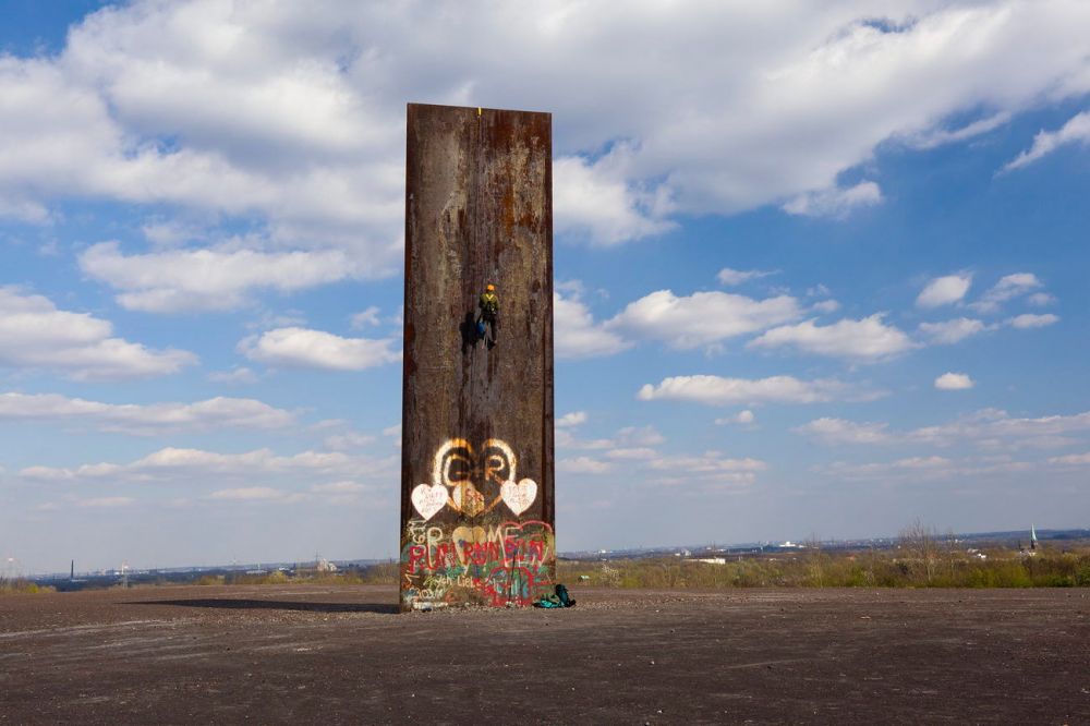 Kletterer auf der Bramme
Essen
Schlüsselwörter: Ruhrgebiet Revier Architektur Industriekultur Strukturwandel Montanindustrie Ausflugsziel Attraktion Landmarke Kultur Kunst leer einsam Skulptur Halde Abraum Eisen Stahl roh Rost Graffiti klettern