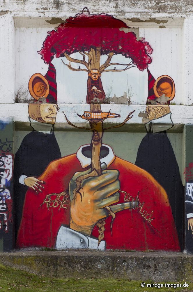 The Pope
Gelsenkirchen
Schlüsselwörter: Fantasie Religion bunt schrill Kunst farbig wild comic Bilder Zeichen Schriften Wand öffentlicher Raum anonym illegal Sarkasmus Sprühdose Farbe Sprayer sprühen Vandalismus Strassenkunst Kultur Gegenkultur Kreativität kreativ urban Lebensgefühl Jugend