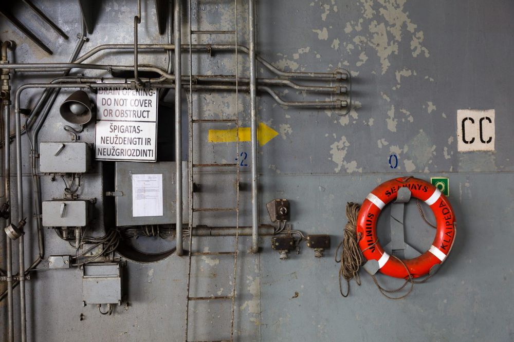 Klaipeda Fhre
Sassnitz
Schlüsselwörter: Rettungsring Fhre Stahl Eisen kalt grau Leiter Schiff massiv solide rot Stilleben Klaipeda Litauen seltsam nüchtern sachlich funktional