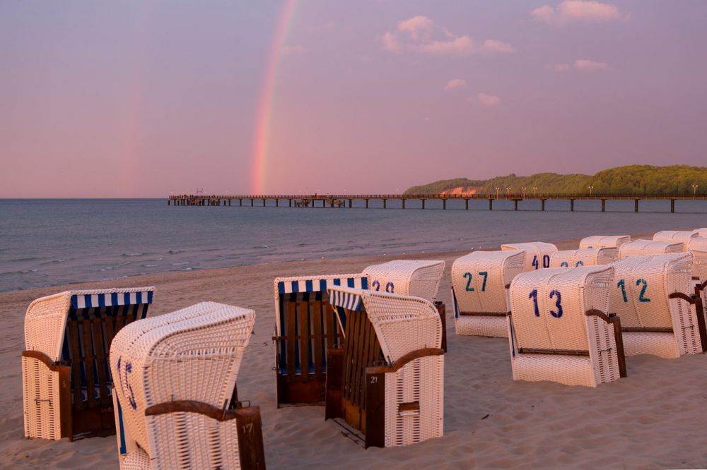 Rainbow at the beach
Binz Rügen
Schlüsselwörter: Regenbogen Himmel rot Steg Wasser Brücke Weite Dämmerung Wetter Atmosphäre Licht leuchten Abend verlassen leer menschenleer einsam ruhig Ruhe Urlaub Seebrücke Tourismus Freizeit Erholung mondän baden Tourismus Sehenswürdigkeit Strandkörbe Strand Sa