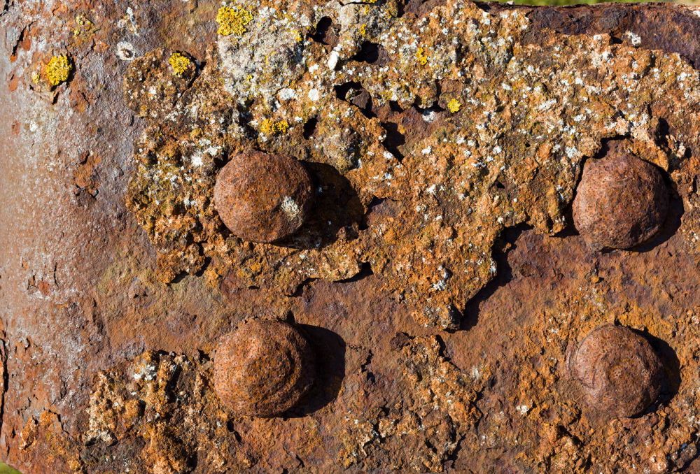 Rust never sleeps
Rgen
Schlüsselwörter: Rost Eisen Stahl aussen Verwitterung verwittert verrostet Nieten Patina braun abblättern dick Oxidation oxydiert Feuchtigkeit alt